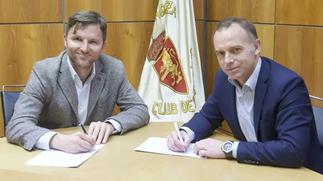 Lalo, en el acto de firma de su contrato como nuevo director deportivo del Real Zaragoza.