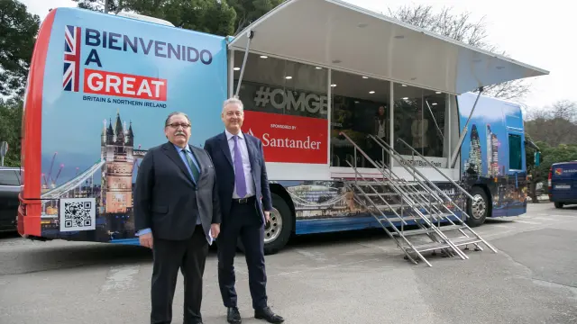El embajador británico en España Simon Manley posa con el presidente de la Cámara de Comercio de Zaragoza, Manuel Teruel, ante el bus informativo sobre el 'brexit', en el Parque Grande.