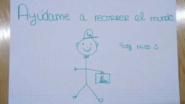 Dibujo infantil de un niño con una cartera y una visera sobre el que se lee: "Ayúdame a recorrer el mundo. Soy Nico".