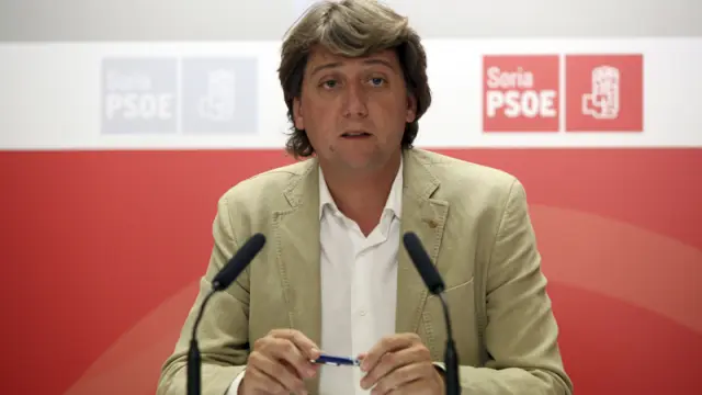 El secretario provincial del PSOE y alcalde de Soria, Carlos Martínez, en una rueda de prensa en la sede socialista