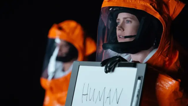 En 'La llegada', una experta lingüista intenta aprender a comunicarse con los alienígenas que han llegado a la Tierra