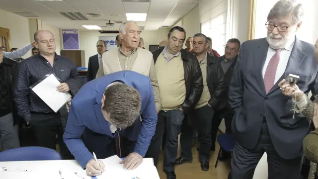 El presidente de FOES, Santiago Aparicio, a la derecha, durante la firma de las distintas instituciones en defensa de la vaquería de Noviercas