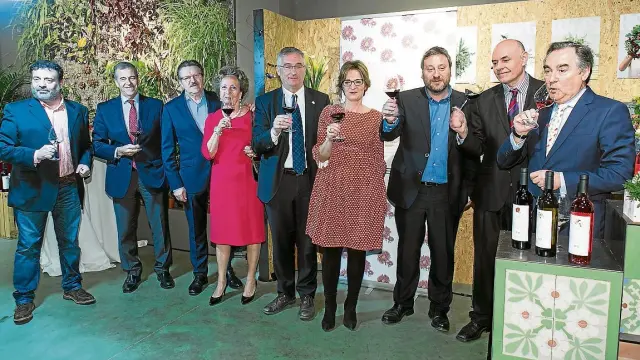 Autoridades, propietarios y técnico, durante la presentación de nuevos vinos de Laus