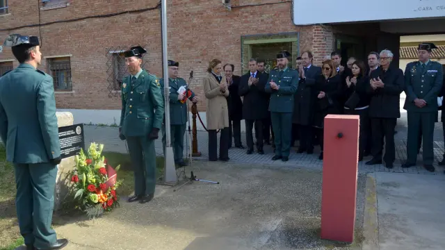 Un monolito recuerda a José Antonio Pérez a las puertas del cuartel de Barbastro.