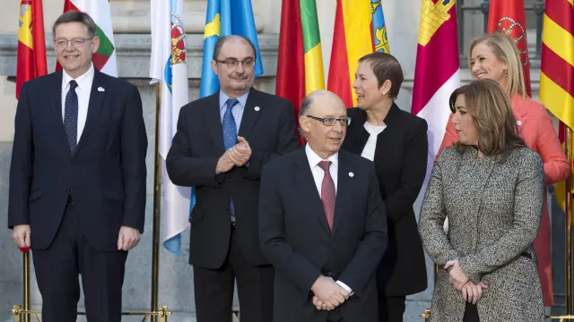 Lambán, junto al ministro Montoro y los presidentes de Valencia, Navarra, Madrid y Andalucía.