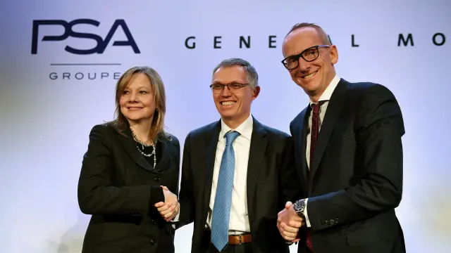 La CEO de General Motors, Mary T. Barra, junto al presidente del consejo de administración del Grupo PSA, Carlos Tavares, y el CEO de Opel, Karl Thomas Neumann.