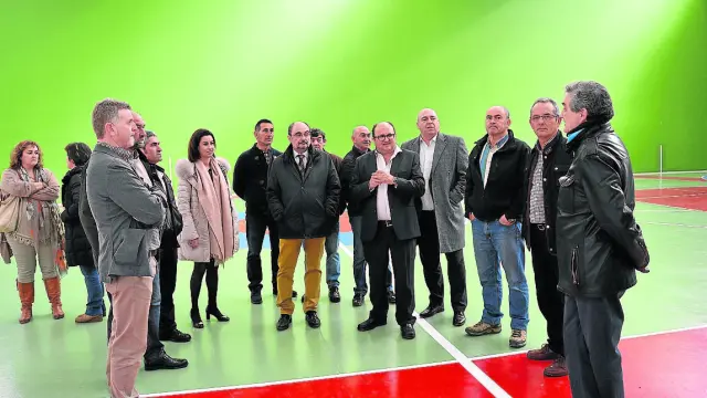 Javier Lambán, en el polideportivo de Biota, junto a alcaldes y representantes comarcales.