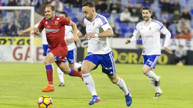 Xumetra, este pasado domingo durante el partido Real Zaragoza-Numancia, intenta escapar en velocidad de la marca de Medina.