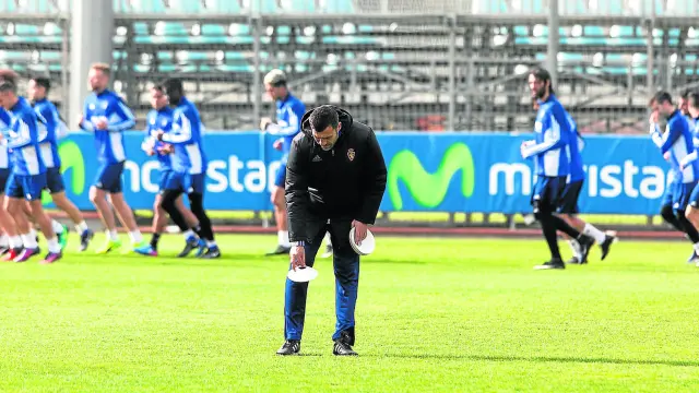 Raúl Agné organiza las tareas de entrenamiento durante la sesión de trabajo de ayer en la Ciudad Deportiva.
