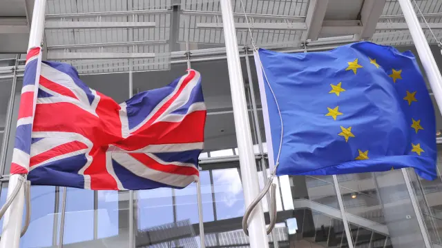 La bandera británica y la europea ondeando en Londres.