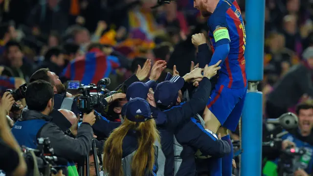Messi se acerca a los espectadores del Camp Nou