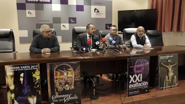 El presidente de la Diputación de Soria, Luis Rey, ha presentado los carteles de las tres principales celebraciones de Semana Santa junto a representantes de tres cofrafías