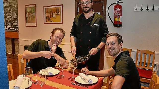 Eduardo Lisón, Pablo Casals y Eduardo Sánchez, en la taberna Morroputa.
