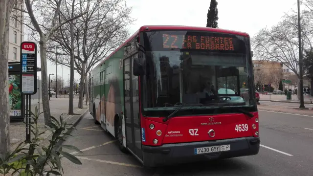 Un autobús de la línea 22, en una de las paradas de Gómez Laguna