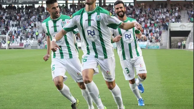 Los jugadores del Córdoba celebran un gol en El Arcángel.