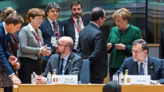 Merkel habla con Hollande por detrás de Rajoy en la reunión de este viernes.