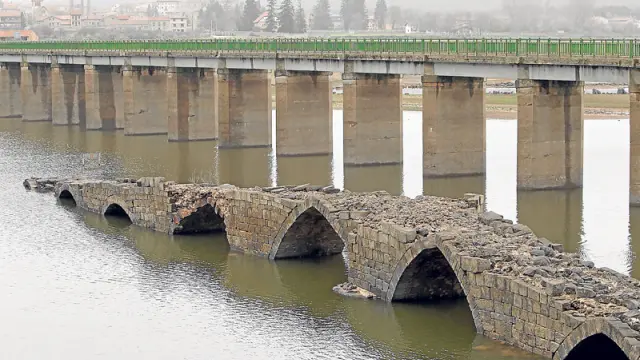 El puente pasa buena parte del año bajo las aguas del pantano, lo que acelera su deterioro.