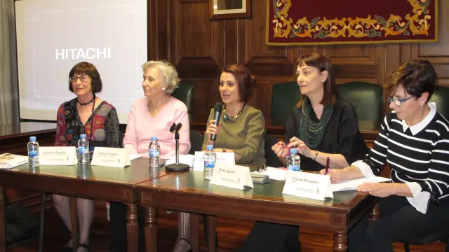 De izquierda a derecha, Carmen Magallón, Juana de Grandes, Emma Buj, Teresa Agustín y Concha Hernández, en la presentación de 'Amigo Labordeta' en el Ayuntamiento de Teruel.