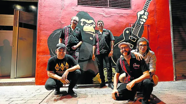 El músico Cuti, el propietario de la sala, Agustín Gil, Santi Castillo, Tomás Gómez e Iñaki Villuendas, a las puertas de la sala King Kong cuando reabrió el 11 de septiembre de 2015.