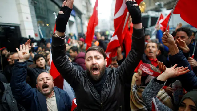 Protesta ante el consulado holandés en Estambul.