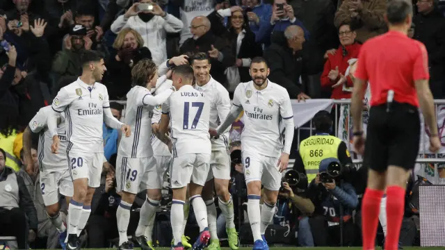 Los jugadores del Madrid celebran su segundo gol ante el Betis.
