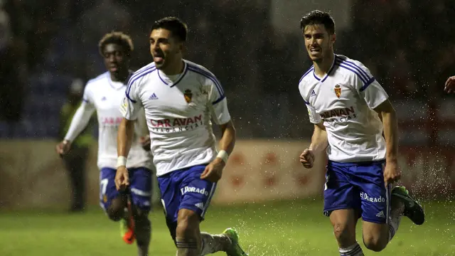 Ángel celebra junto a Edu García y Dongou su gol en Huesca.