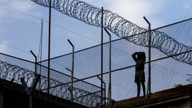 Un preso burla la vigilancia de la cárcel de la cárcel Modelo de Barcelona y se encarama al tejado de la prisión.
