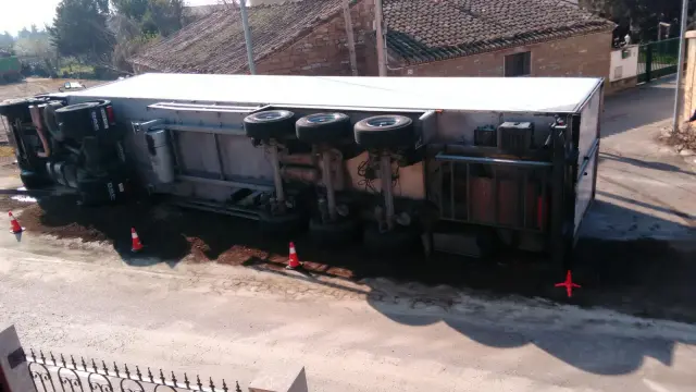 Accidente del camión volcado en Gurrea de Gállego.