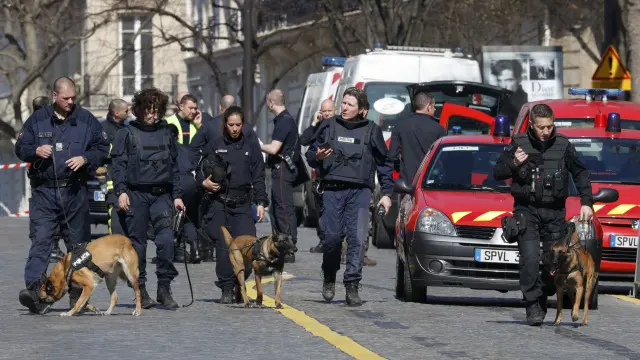 La Policía francesa en las inmediaciones del edificio del FMI.