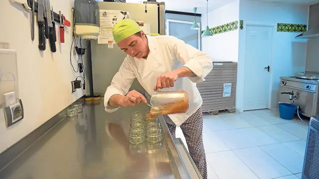 David Sancho, en el proceso de elaboración de las mermeladas.