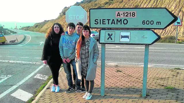 Alicia Arnillas izda. junto con otros amigos de Siétamo en la isleta donde cogen el bus para ir a Huesca.