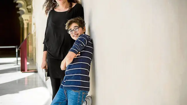 Nuria con su hijo Rudiger, un niño transexual de 10 años, en el edificio de la Aljafería de Zaragoza.