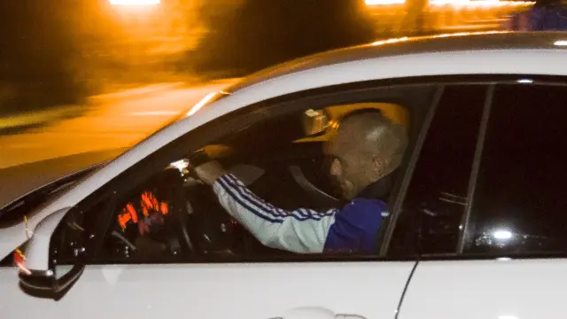 Láinez, en su coche a la entrada de la Ciudad Deportiva.