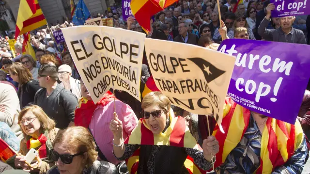 Miles de personas se manifiestan en Barcelona contra el "golpe separatista".