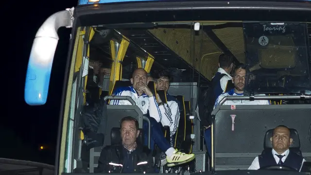 César Láinez, ayer noche, en el autobús del Aragón, a su regreso de Tarazona, donde jugó el filial.