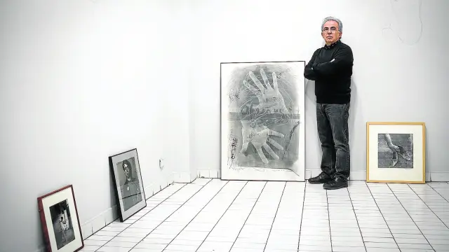 El galerista Julio Álvarez, de Spectrum, junto a alguna obras