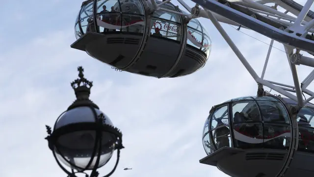Los ocupantes del 'London Eye' han sido retenidos en las cabinas para garantizar su seguridad tras el atentado en Londres. 