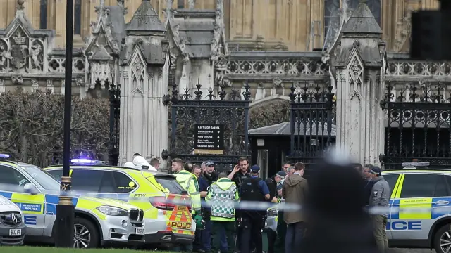 Policía y paramédicos frente al Parlamento británico