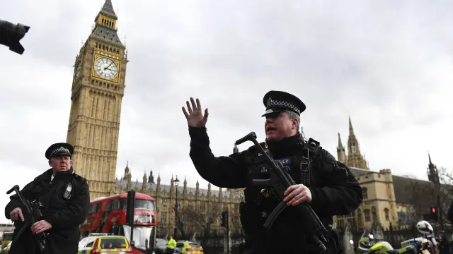 La policía londinense en los alrededores del Parlamento.