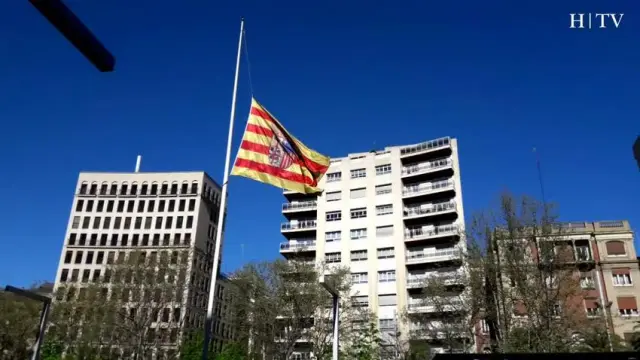 Bandera a media asta en la plaza Aragón por las víctimas de Londres