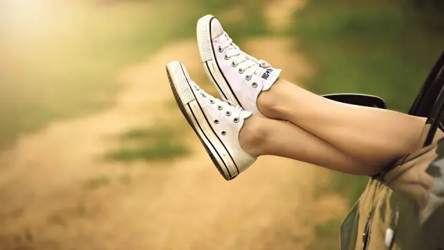 Los orificios centrales inferiores de algunas zapatillas fijan mejor el zapato al pie y evitan rozaduras o ampollas.