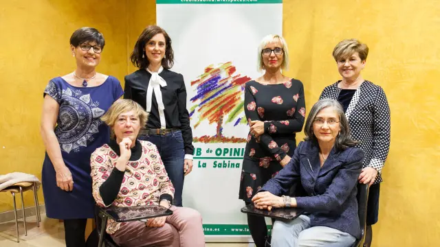 De izquierda a derecha, Elena Laseca, Irene Vallejo, Patricia Esteba y Gloria Labarta. Sentadas, Concha Monserrat y María Dubón.