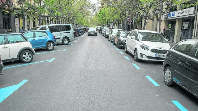 Vista de la zona azul de la céntrica calle de Joaquín Costa de la capital aragonesa, el pasado viernes.