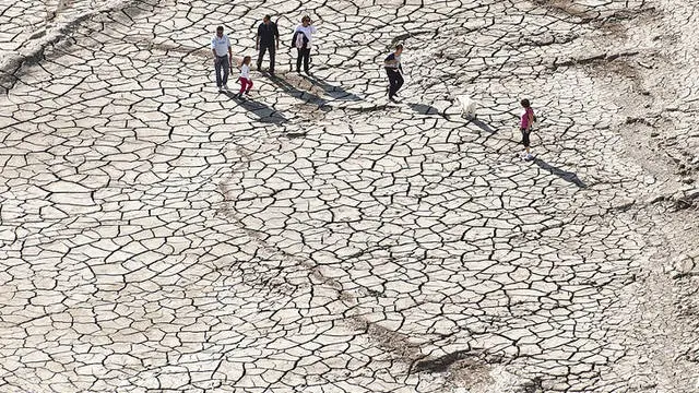 Personas caminando por el embalse de Lanuza durante la sequía de 2011