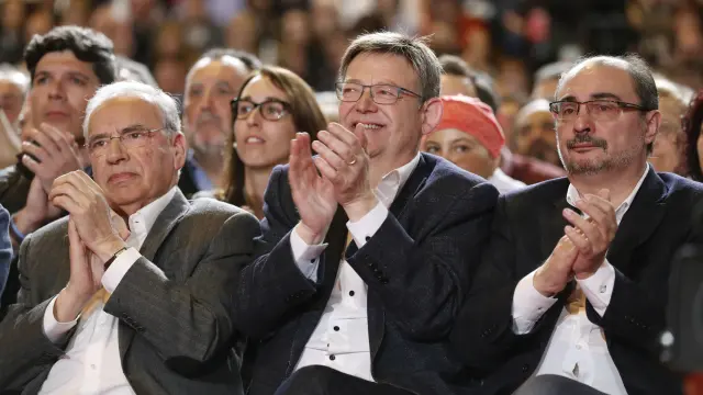 Javier Lambán, con Alfonso Guerra y Ximo Puig, durante el acto de este domingo en Madrid en el que Susana Díaz ha presentado su candidatura a las primarias del PSOE.