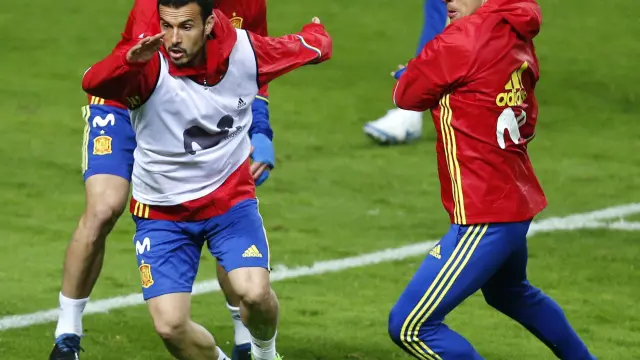Pedro controla la pelota ante el acoso de Thiago Alcántara.