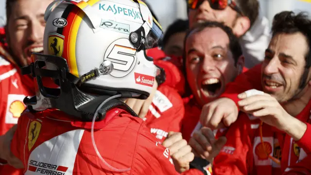 El equipo de Ferrari felicita a Vettel por la victoria en el Gran Premio de Australia.