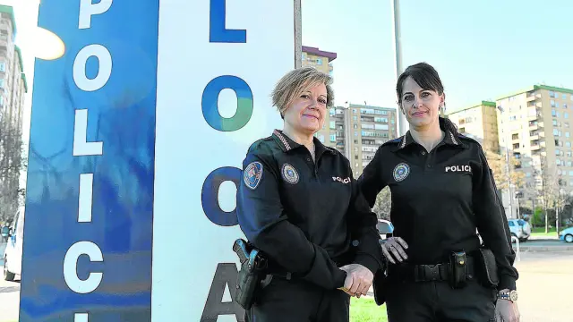 Chus Gabarre y Rosa Cacho son las agentes destinadas al Epaf de la Policía Local de Huesca.