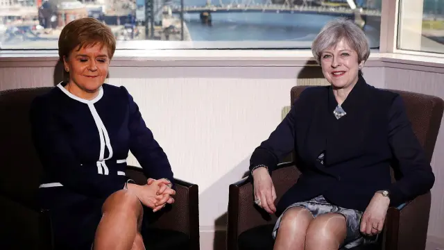 La primera ministra británica y la ministra escocesa en su reunión