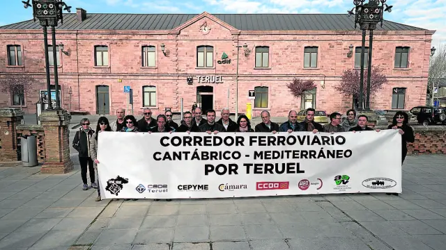 Representantes de la patronal y los sindicatos muestran la pancarta que encabezará la manifestación.